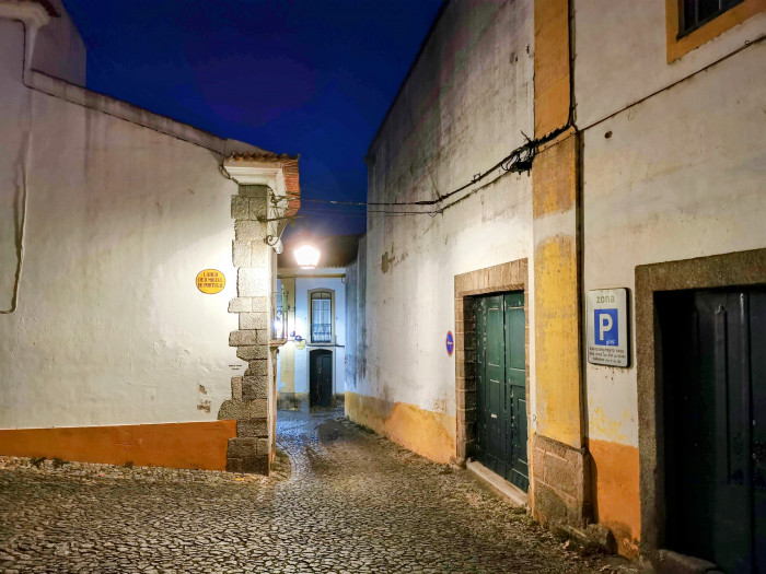 An die beiden Personen im Gässchen erinnern nur noch die Schatten, die auf den zweiten Blick sichtbar sind. (Bild: Tobias Költzsch/Golem.de)